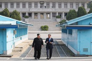軍事境界線を越えて韓国側に入った金正恩と文在寅の写真
